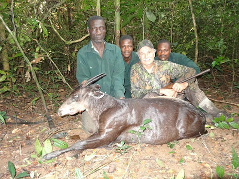 Sao Brophy, Guide Edwin Brophy, Ken Wilson and Boima Mcgill with World Record Yellow-backed Duiker